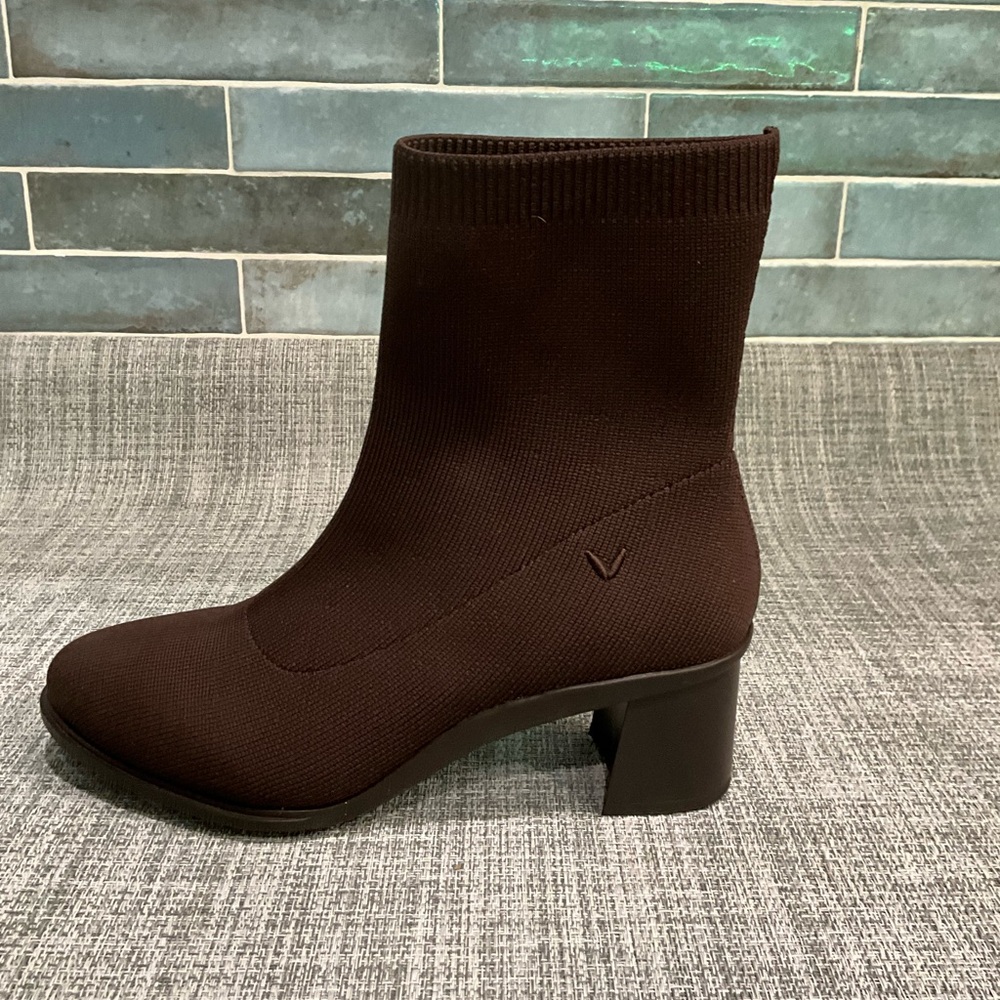 Vivaia Almond-Toe Running Heel Boots (Amanda) in Chocalate